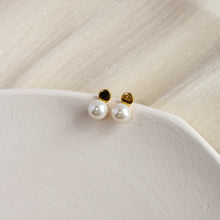 Load image into Gallery viewer, Odella Pearl Studs (Gold)