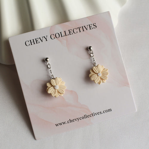 Daisy Earrings (Cream)