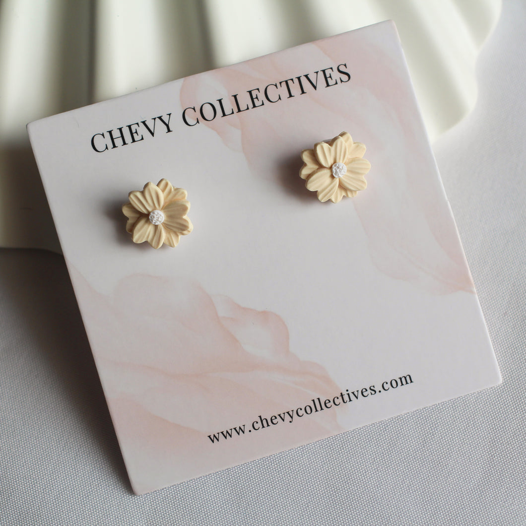 Daisy Studs (Cream)